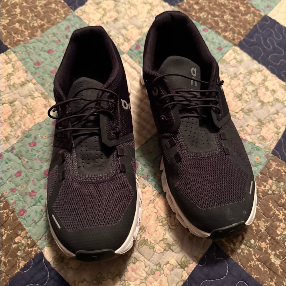 On Running 5 Black and White Athletic Shoes sz 9
